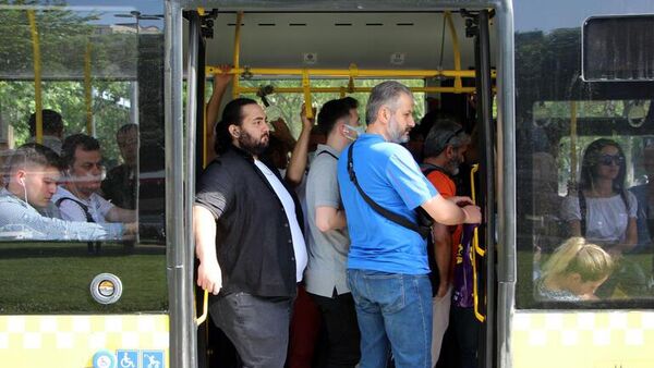 Toplu taşımada maskesiz ilk gün: 'Ben maske takmaya devam ediyorum' - Sputnik Türkiye