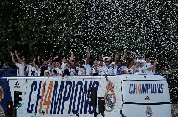 Real Madrid, 6 saatten fazla süren kupa kutlamalarında ilk olarak Almudena Kilisesi&#x27;ne giderek şampiyonluğu şehrin azizesine armağan etti.İspanya&#x27;nın laik bir devlet olmasına rağmen 20. yüzyıldan kalma bir gelenek olan şampiyon takımların kupalarını bulundukları şehrin aziz-azizelerine atfetmeleri günümüzde de devam ederken, takım elbiseyle kiliseye gelen Real Madrid kafilesini Madrid Başpiskoposu Carlos Osoro karşıladı. - Sputnik Türkiye