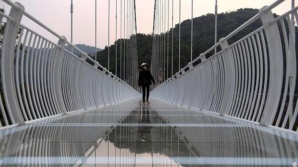 Turistik özellikleriyle öne çıkan Vietnam&#x27;ın Son La eyaletinde inşa edilen 632 metre uzunluğundaki cam köprü için açılış töreni düzenlendi. - Sputnik Türkiye