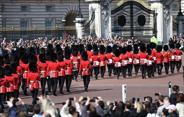 İngiltere Kraliçesi 2. Elizabeth'in tahttaki 70. yıldönümü için düzenlenen 4 günlük Platin Jübile kutlamaları bugün Buckingham Sarayı'nda başladı. - Sputnik Türkiye