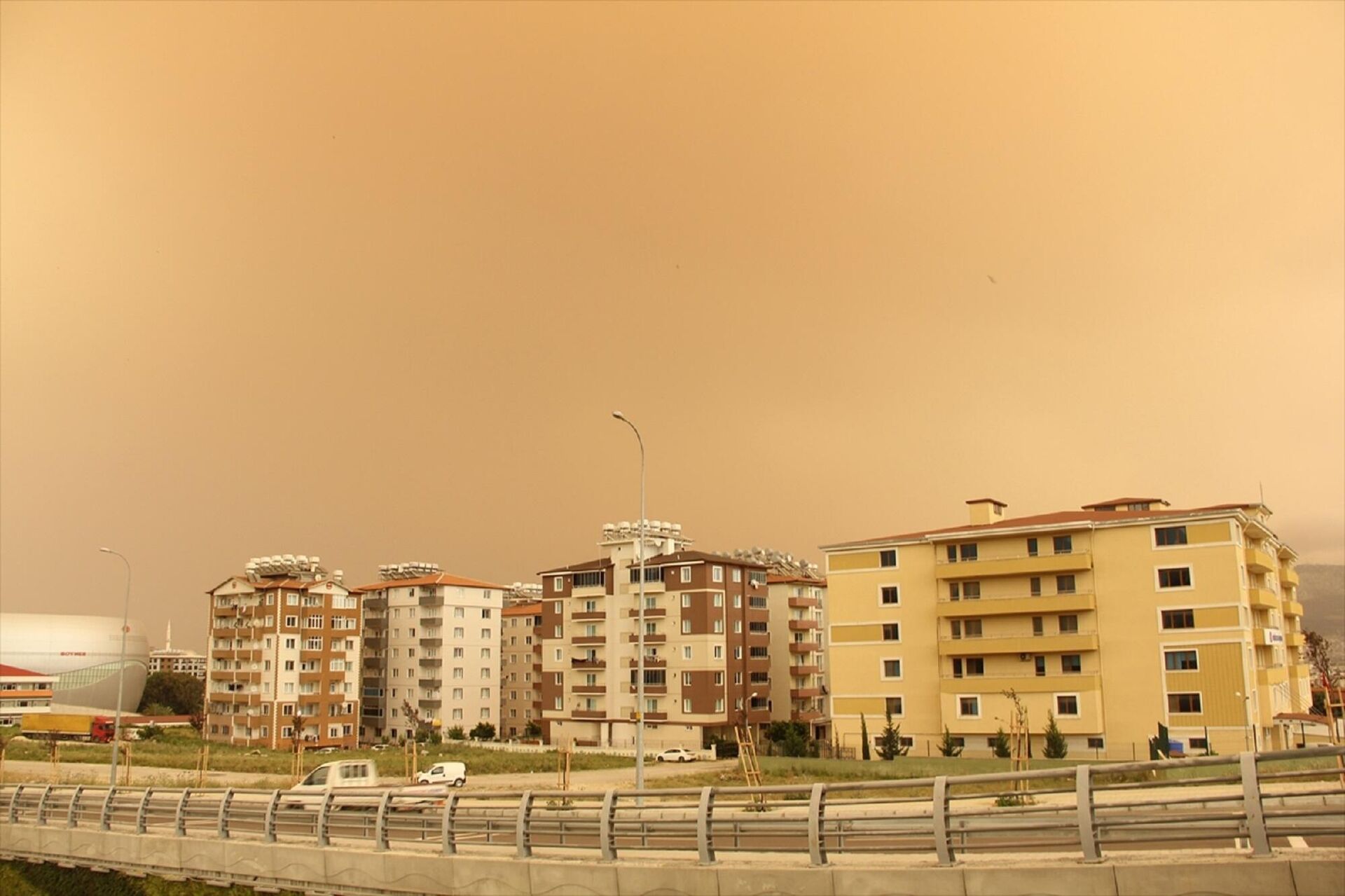 Hatay kent merkezi ve ilçelerinde Suriye üzerinden gelen toz taşınımı etkili oldu. Toz bulutu nedeniyle gökyüzü kızıla dönerken, hava kalitesinde azalma ve görüş mesafesinde yer yer düşme yaşandı.
 - Sputnik Türkiye, 1920, 02.06.2022