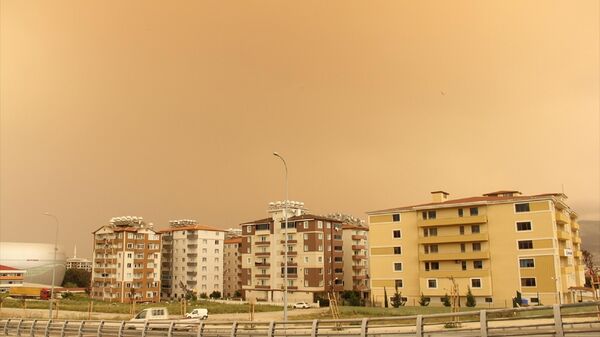 Hatay kent merkezi ve ilçelerinde Suriye üzerinden gelen toz taşınımı etkili oldu. Toz bulutu nedeniyle gökyüzü kızıla dönerken, hava kalitesinde azalma ve görüş mesafesinde yer yer düşme yaşandı.
 - Sputnik Türkiye