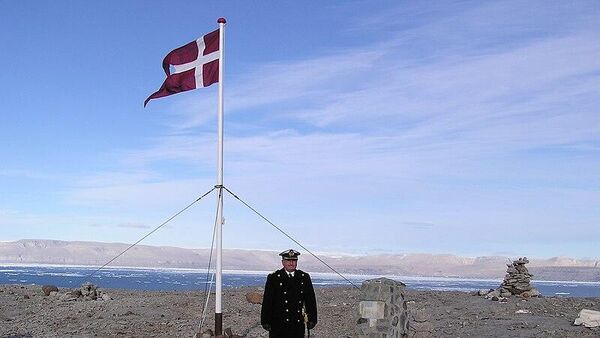 Kanada ile Danimarka nihayet Kuzey Kutbu'ndaki Hans Adası için anlaşmaya vardı. 1988'de Danimarka Arktik Okyanusu devriye gemisi, Hans Adası'nda üzerinde Danimarka bayrağı olan bir höyük inşa etmişti.  - Sputnik Türkiye