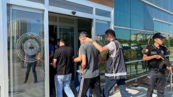 Tekirdağ'ın Çorlu ilçesinde, kaçak silah imalatı yapanlara yönelik polis ekiplerince düzenlenen operasyonda gözaltına alınan 26 şüpheliden 3'ü, tutuklandı. - Sputnik Türkiye