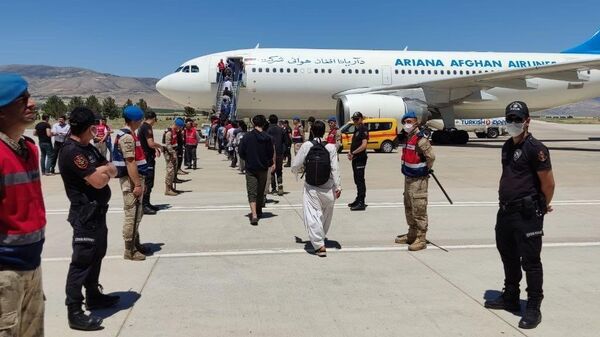 Türkiye'ye yasadışı yollardan giren Afganistan uyruklu 227 göçmen Malatya'dan uçakla ülkelerine gönderildi - Sputnik Türkiye