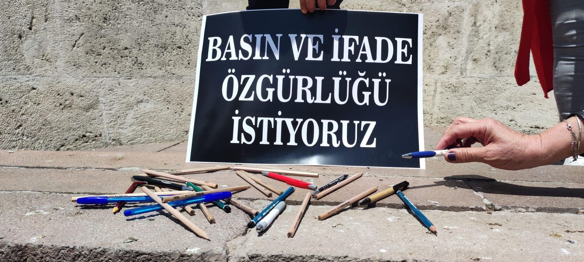 Ankara'da bir araya gelen gazeteciler 'Basın ve İfade Özgürlüğü istiyoruz' pankartının altına kalemlerini bıraktılar. - Sputnik Türkiye, 1920, 22.06.2022