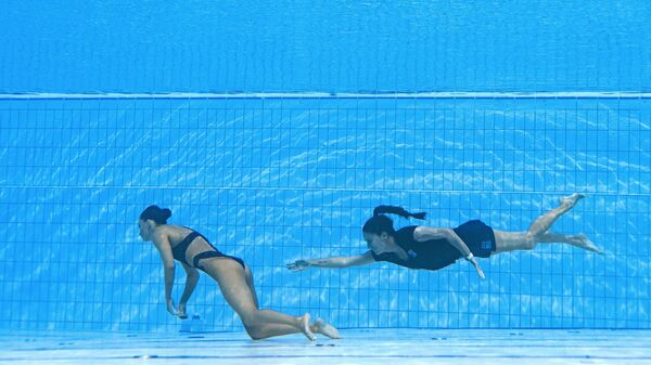 ABD'li yüzücü Anita Alvarez, Macaristan'da düzenlenen 2022 FINA Dünya Su Sporları Şampiyonası'ndaki performansı sırasında havuzda bayıldı. Alvarez'i, saniyeler içinde havuza atlayan koçu Andrea Fuentes kurtardı. - Sputnik Türkiye