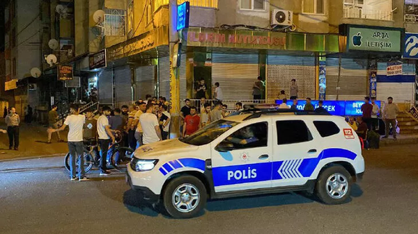 Diyarbakır Bağlar'da kuyumcuya ulaşamayan müşteriler iş yeri önünde toplandı. Kuyumcuya yaklaşık 1.5 milyon lira teslim ettiklerini belirten 8 kişi dolandırıldıkları iddiasıyla şikayetçi oldu. - Sputnik Türkiye
