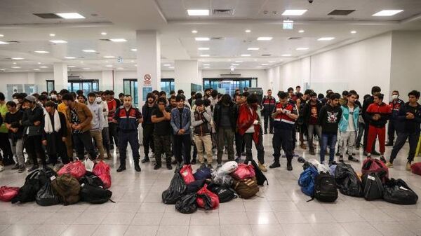 Afganistan uyruklu 131 düzensiz göçmen sınır dışı edildi
 - Sputnik Türkiye