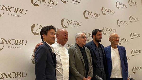 Hollywood yıldızı ünlü oyuncu Robert De Niro ortağı olduğu Japon Restoranının ortaklarıyla Şişli’de bulunan şubesinde bir araya geldi.  - Sputnik Türkiye