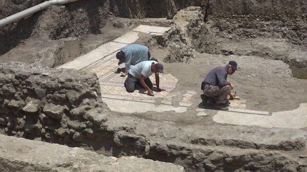 İnşaat kazısında Roma dönemi villa kalıntısı ve taban mozaiği bulundu - Sputnik Türkiye