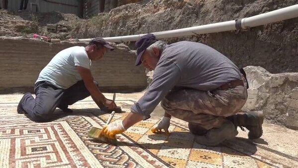 İnşaat kazısında Roma dönemi villa kalıntısı ve taban mozaiği bulundu - Sputnik Türkiye
