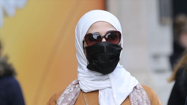 Katar'da Kovid-19 vakalarındaki artış nedeniyle kapalı mekanlarda yeniden maske takma zorunluluğu getirildi. - Sputnik Türkiye