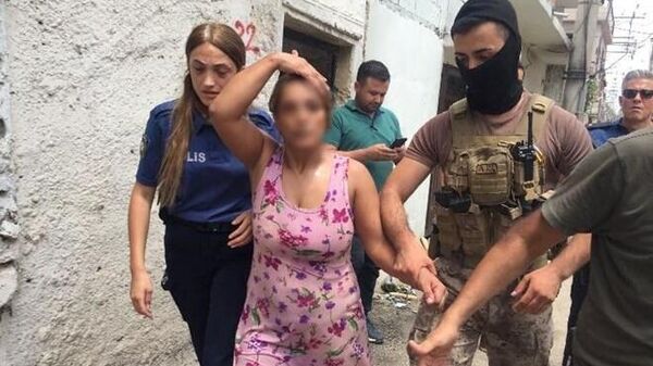 Adana'da komşusunun evini yakan kadın özel harekat operasyonuyla yakalandı - Sputnik Türkiye