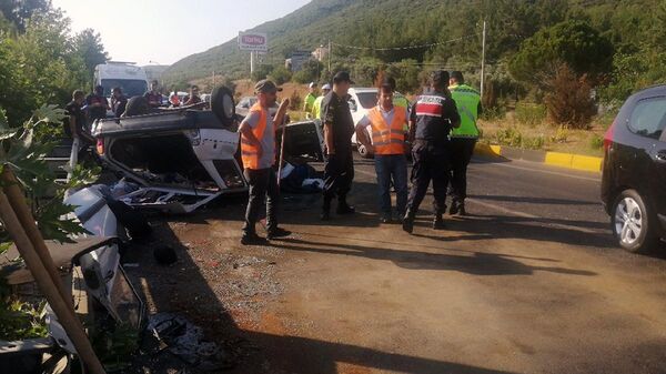 Muğla’da Menteşe-Ula karayolu Gülağzı kavşağında meydana gelen zincirleme trafik kazasında 2 kişi hayatını kaybetti, 4 kişi yaralandı. - Sputnik Türkiye