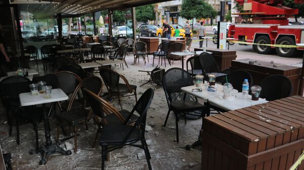 Adana’da bir apartmanın dış cephesinden kafede oturanların üzerine beton parçaları düştü. Kafe savaş alanına dönerken olayda 1’i ağır 2 kişi yaralandı, bir otomobilin de camı kırıldı.
 - Sputnik Türkiye