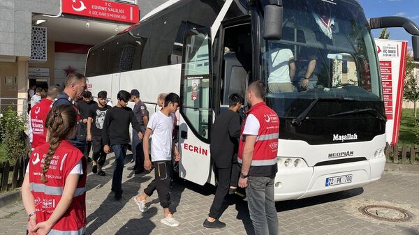 Sınır dışı edilecek 260 Afganistan uyruklu, Edirne'den İstanbul'a gönderildi - Sputnik Türkiye