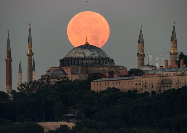2022 yılının en büyük dolunayı olan Süper Ay, Türkiye saati ile 21.38&#x27;de görülmeye başladı. - Sputnik Türkiye