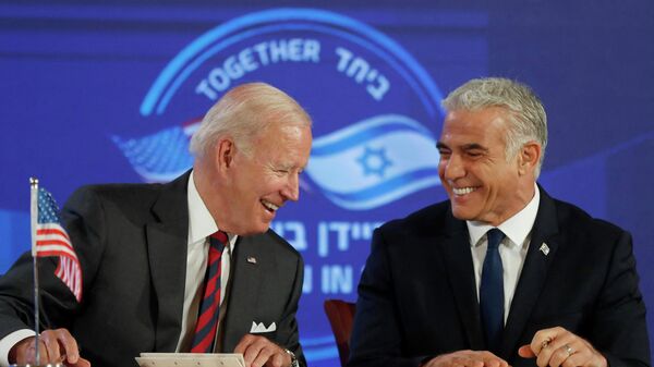 Kudüs'ü ziyaret eden ABD Başkanı Joe Biden ile İsrail Başbakanı Yair Lapid, 'ABD ile İsrail arasındaki kopmaz bağlar ve ABD'nin İsrail'in güvenliğine dair taahhütlerinin' teyit edildiği ortak bildiri imzalamalarının ardından ortak basın toplantısı düzenledi.  - Sputnik Türkiye