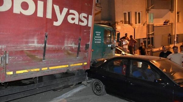 Freni boşalan kamyon 9 araca çarptı - Sputnik Türkiye