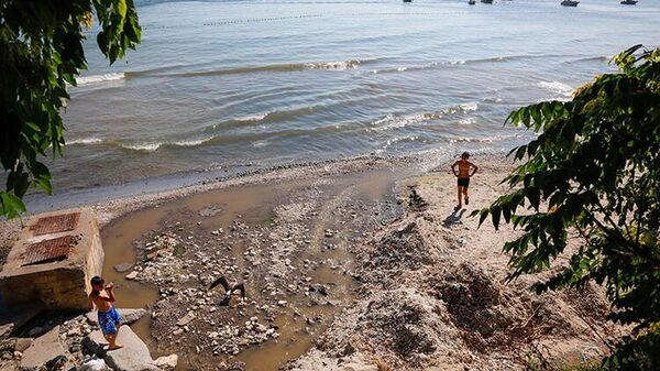 İstanbul Florya Sahili'nde kanalizasyon hatlarından akan pis su denize dökülürken, bu durum endişeye yol açtı. Hem koku hem görüntü kirliliği oluşturan lağım suyu nedeniyle sahilin bir kısmı kapatıldı. Duruma tepki gösteren çevredekiler, sorunun çözülmesini istedi. - Sputnik Türkiye