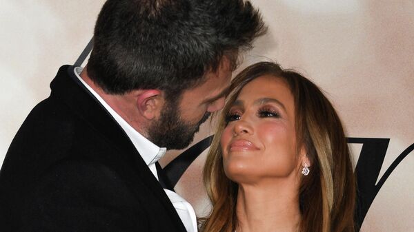 Ben Affleck ile Jennifer Lopez 'Marry Me' filminin Amerika Yönetmenler Derneği'ndeki (Directors Guild of America/DGA) özel gösterimine katılırken (Şubat 2022) - Sputnik Türkiye