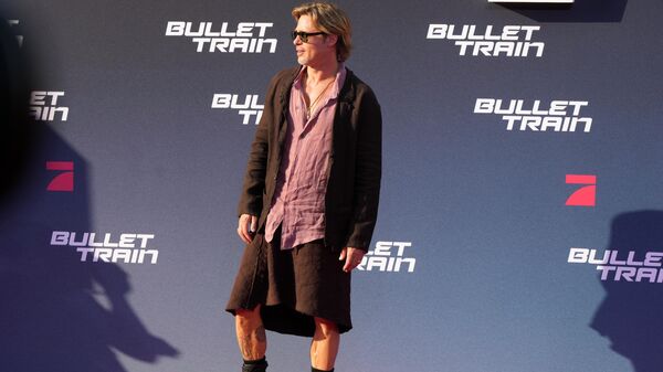 ABD'li dünyaca ünlü oyuncu Brad Pitt, başrolünde yer aldığı 'Suikast Treni' (Bullet Train) filminin Berlin prömiyerine etek giyerek katıldı.  - Sputnik Türkiye