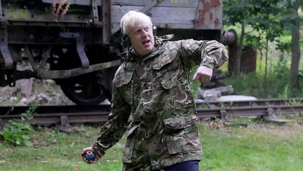 Britanya Başbakanı Boris Johnson, Kuzey Yorkshire'daki askeri üste Ukraynalı askerlerle el ele kol kola eğitimlerine katılırken bir noktada el bombası da attı.  - Sputnik Türkiye