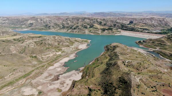 Sivas’ta şehir merkezinde içme suyunun sağlandığı 4 Eylül barajında su seviyesi yüzde 6’ya kadar geriledi, Sivas’ın 3 aylık suyunun kaldığı belirtildi. - Sputnik Türkiye