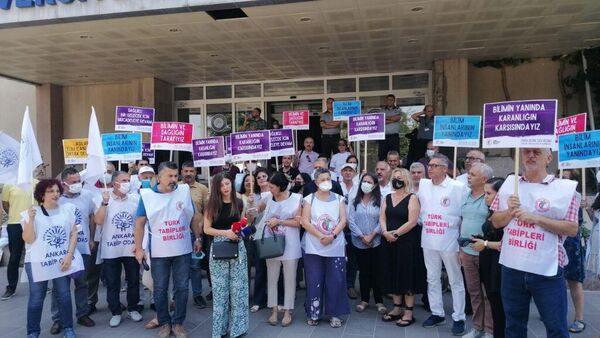 TBB'den Esin Davutoğlu Şenol’a destek: Kamu otoritesi bu saldırıları seyretmeye devam ediyor - Sputnik Türkiye