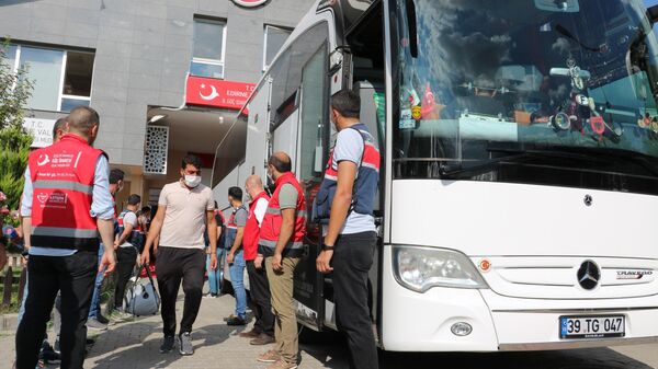 Edirne’de güvenlik güçlerince yakalanan 227 Afganistan uyruklu göçmen, işlemlerinin ardından sınır dışı edilmek üzere İstanbul'a gönderildi. - Sputnik Türkiye