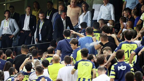 Fenerbahçe Başkanı Ali Koç ile sarı-lacivertli taraftarlar arasında gerginlik yaşandı. - Sputnik Türkiye