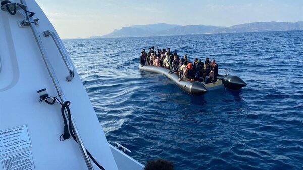 İzmir'de yasa dışı yollarla yurt dışına çıkmaya çalışan 38 düzensiz göçmen Sahil Güvenlik ekiplerince yakalanırken, Yunanistan unsurlarınca Türk kara sularına geri itilen 136 düzensiz göçmen de kurtarıldı. - Sputnik Türkiye