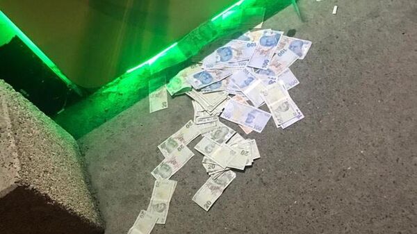Zonguldak'ta bir ATM, haznesine kapasitesinden fazla yüklenen parayı yola saçtı - Sputnik Türkiye