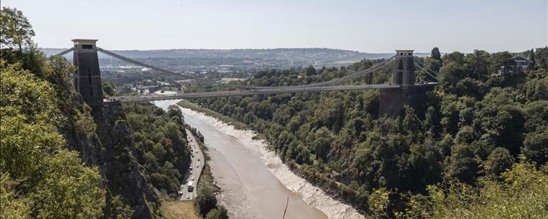 İngiltere’de Aşağı Avon, Bristol Avon isimleriyle de bilinen, ülkenin önemli su kaynaklarından yaklaşık 120 kilometrelik Avon Nehri'nin pek çok noktasında suyunun neredeyse tamamen kurumaya yüz tuttuğu görüldü. - Sputnik Türkiye, 1920, 13.08.2022