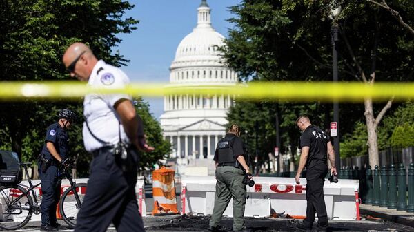 Washington'da arabasıyla Kongre binası bariyerine çarpan kişi intihar etti
 - Sputnik Türkiye