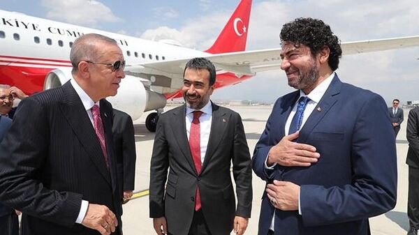 AK Parti'nin 21. kuruluş yıl dönümü programı kapsamında Ankara'ya gelen Cumhurbaşkanı Tayyip Erdoğan ve eşi Emine Erdoğan, havalimanında Hakan Taşıyan ile partililer tarafından karşılandı. - Sputnik Türkiye
