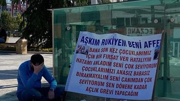 Kendisini terk eden eşine kent meydanında pankartlı özür
 - Sputnik Türkiye