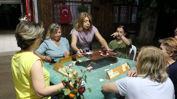 Elazığ'da kadınlara özel kıraathane: 'Erkekler yok, kafalar rahat' - Sputnik Türkiye