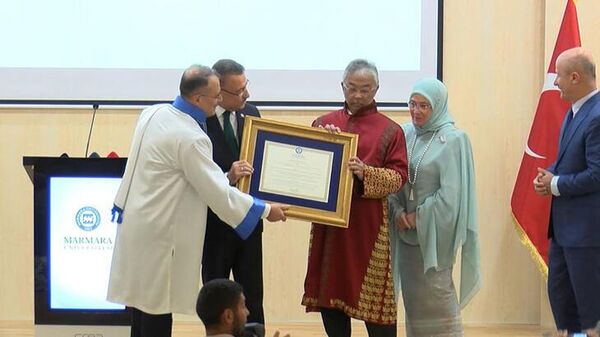 Malezya Kralı Sultan Abdullah Ri’ayatuddin Al-Mustafa Billah Şah’a 'Fahri Doktora Diploması' verildi.  - Sputnik Türkiye