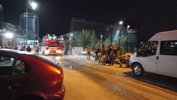 Kayseri'de İl Göç İdaresi Geri Gönderme Merkezi'nde yangın çıktı. Sığınmacıların çıkardığı yangına itfaiye ekiplerinin müdahalesi sürüyor. - Sputnik Türkiye