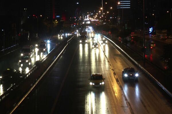 Meteoroloji Genel Müdürlüğü, İstanbul için yerel olarak kuvvetli yağış uyarısında bulunmuştu. Uyarının ardından akşam saatlerinde beklenen yağış başladı. - Sputnik Türkiye