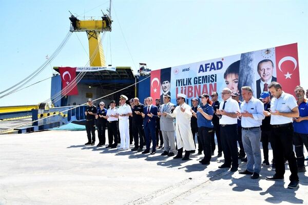 Cumhurbaşkanı Recep Tayyip Erdoğan'ın talimatlarıyla, İçişleri Bakanlığı Afet ve Acil Durum Yönetimi Başkanlığı (AFAD) tarafından hazırlanan 'Lübnan'a 4. İyilik Gemisi', 524 tonluk insani yardım malzemesi ile Taşucu Limanı'ndan Lübnan Tripoli Limanı'na uğurlandı. - Sputnik Türkiye