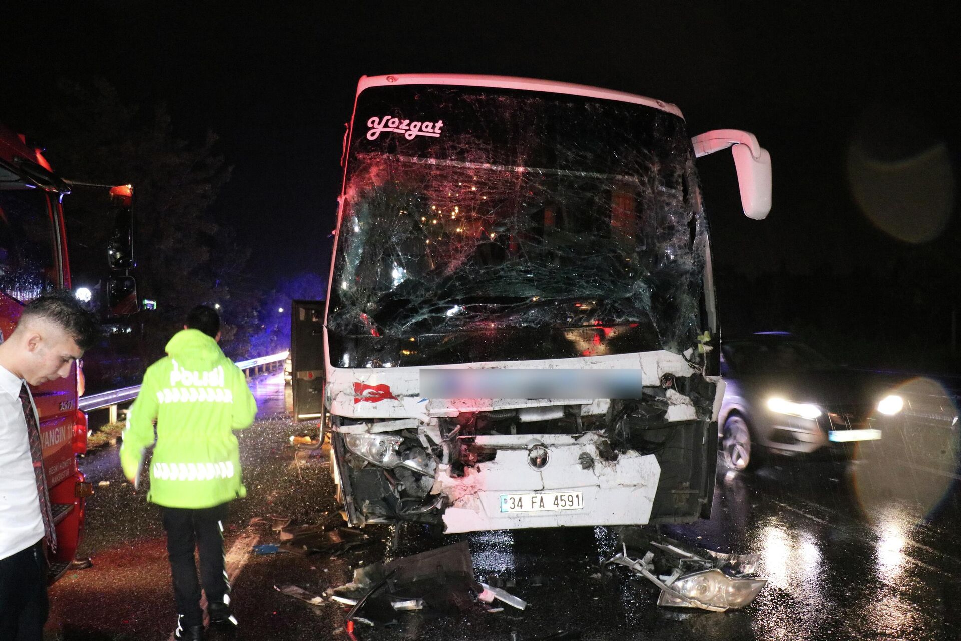 Sakarya'nın Arifiye ilçesi D-650 Karayolu'nda şehirler arası yolcu otobüsünün tıra arkadan çarptığı kazada 25 kişi yaralandı. Otobüste yolcu olarak bulunan Aşır Durgut, Taksi otobüse korna çaldı, otobüs sağa kaçınca öndeki tırda yavaş gidiyordu arkadan vurdu dedi. - Sputnik Türkiye, 1920, 24.08.2022