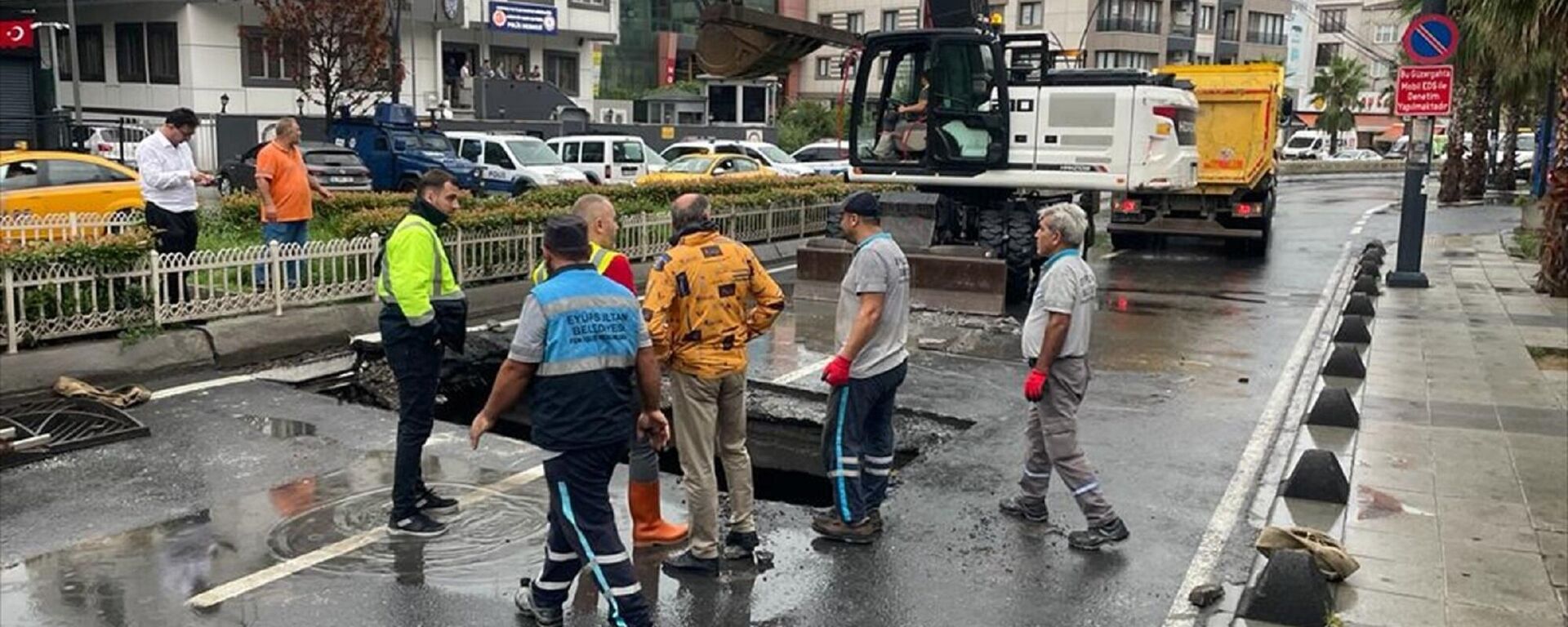 İstanbul'un Eyüpsultan ilçesinde etkili olan sağanak yaşamı olumsuz etkiledi. Alibeyköy Vardar Bulvarı'nda ilerleyen İETT otobüsünün geçişi sırasında sağanağın etkisiyle yolda çökme meydana geldi. Çökme nedeniyle otobüsün ön kısmındaki lastikler zemine gömüldü. Durumun bildirilmesi üzerine olay yerine gelen belediye ekipleri bölgede onarım çalışması başlatırken cadde trafiğe kapatıldı.
 - Sputnik Türkiye, 1920, 26.08.2022