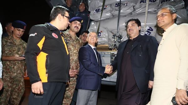 Milli Savunma Bakanlığı, Türkiye'nin gönderdiği insani yardım malzemelerini taşıyan uçakların selden etkilenen Pakistan'a ulaştığını bildirdi. - Sputnik Türkiye
