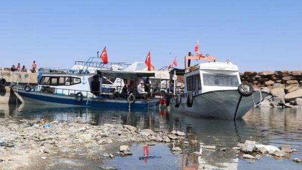Van Gölü'nün su seviyesi düştü, balıkçı tekneleri karaya oturdu - Sputnik Türkiye