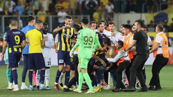 Ankaragücü - Beşiktaş maçında sahaya giren taraftar futbolculara saldırdı - Sputnik Türkiye