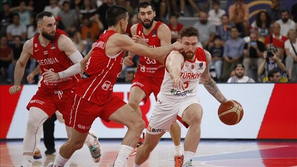 FIBA, A Milli Basketbol Takımı'nın, Gürcistan'a 88-83 yenildiği 2022 Avrupa Şampiyonası A Grubu 3. maçında kural hatası yapıldığına yönelik itirazını reddetti. - Sputnik Türkiye