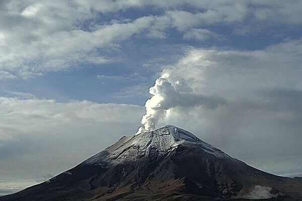 Meksikalı yetkililer, son 8 gün içinde üçüncü kez Popocatepetl Yanardağı'nda yeni bir patlama meydana geldiğini bildirdi. - Sputnik Türkiye